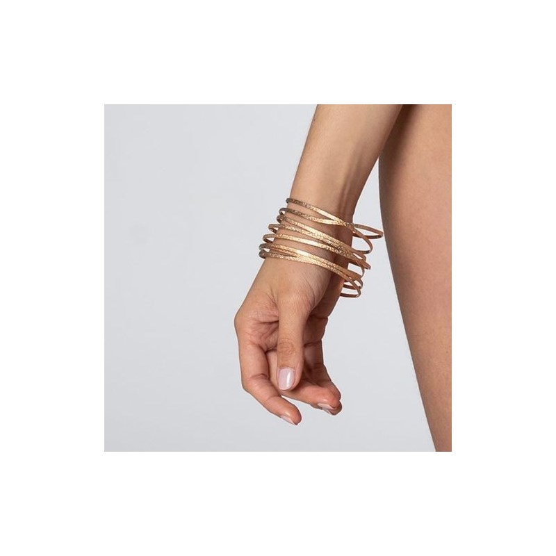 Bracelet rigide en plaqué or métallique fait main avec 8 rangées de fil martelé - Bijou de créateur - vue 3