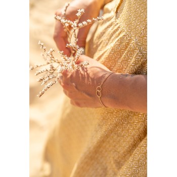 Vergulde armband met 2 in elkaar gevlochten cirkelringen