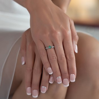 Bague ADEN Or 585 Blanc Emeraude et diamants 1.32grs