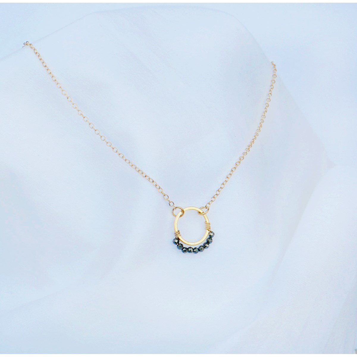 Collier délicat minimaliste chaîne anneaux et perles d'hématite doré à l 'or fin - vue 2