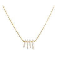 Collier de style minimaliste de perles d'eau douce Keshi. doré à l 'or fin