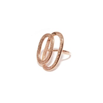 Bague ajustable en plaqué or rose faite à la main avec doubles mailles superposées - Bijou de créateur