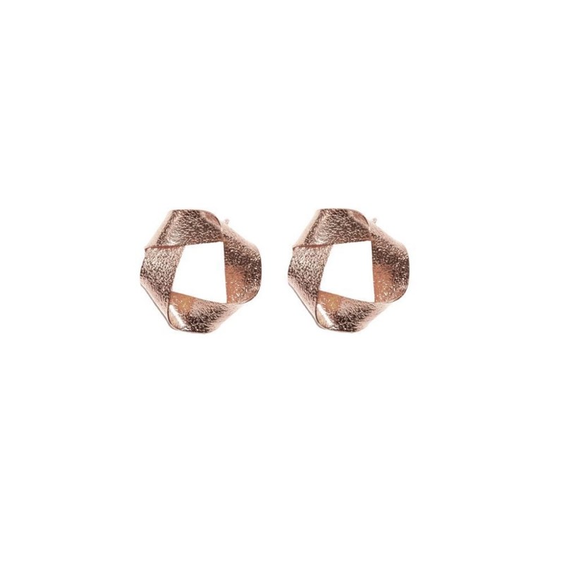 Boucles d'oreilles à clou en plaqué or rose faites à la main géométriques avec plis - Bijou de créateur
