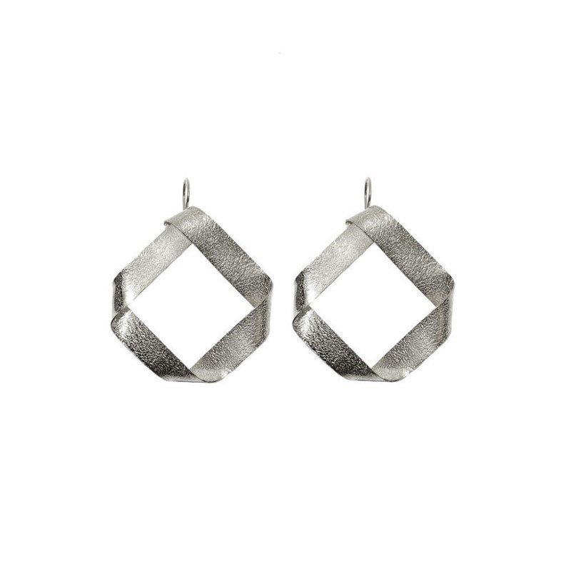 Boucles d'oreilles pendantes en plaqué argent faites à la main géométriques avec plis - Bijou de créateur