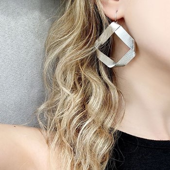 Boucles d'oreilles pendantes en plaqué argent faites à la main géométriques avec plis - Bijou de créateur