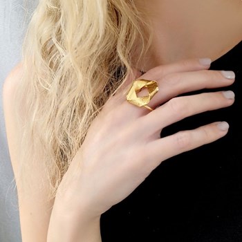 Bague ajustable en plaqué or faite à la main géométrique avec plis - Bijou de créateur