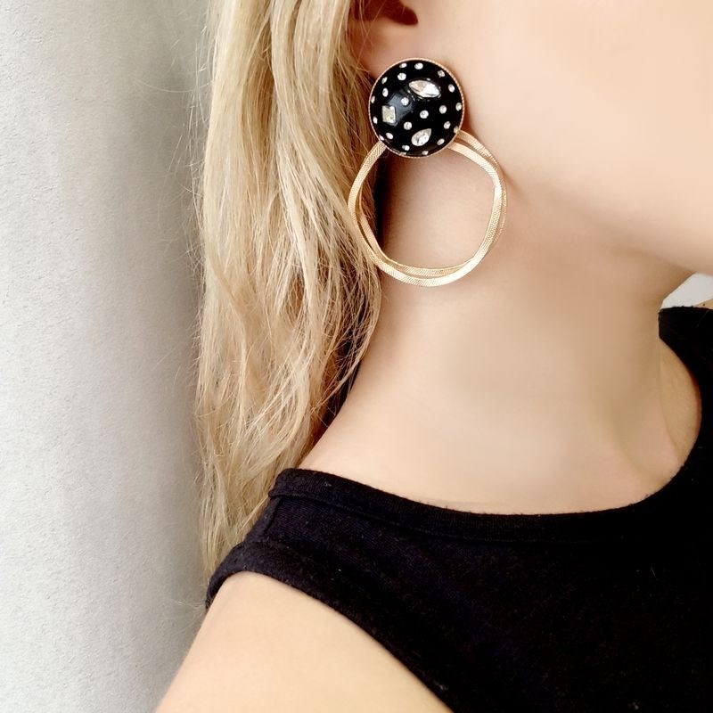 Boucles d'oreilles en plaqué or rose faites à la main avec élément hémisphérique noir orné de crystaux et cercles métalliques - Bijou de créateur - vue 2