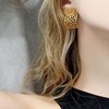 Boucles d'oreilles à clou en plaqué or faites à la main avec arabesque géométrique - Bijou de créateur - vue V2