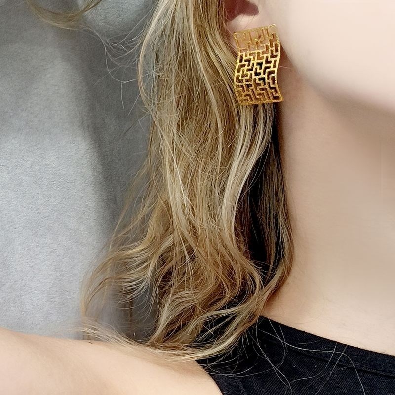 Boucles d'oreilles à clou en plaqué or faites à la main avec arabesque géométrique - Bijou de créateur - vue 2