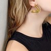 Boucles d'oreilles demi créole en plaqué argent faites à la main avec différentes textures - Bijou de créateur - vue V2