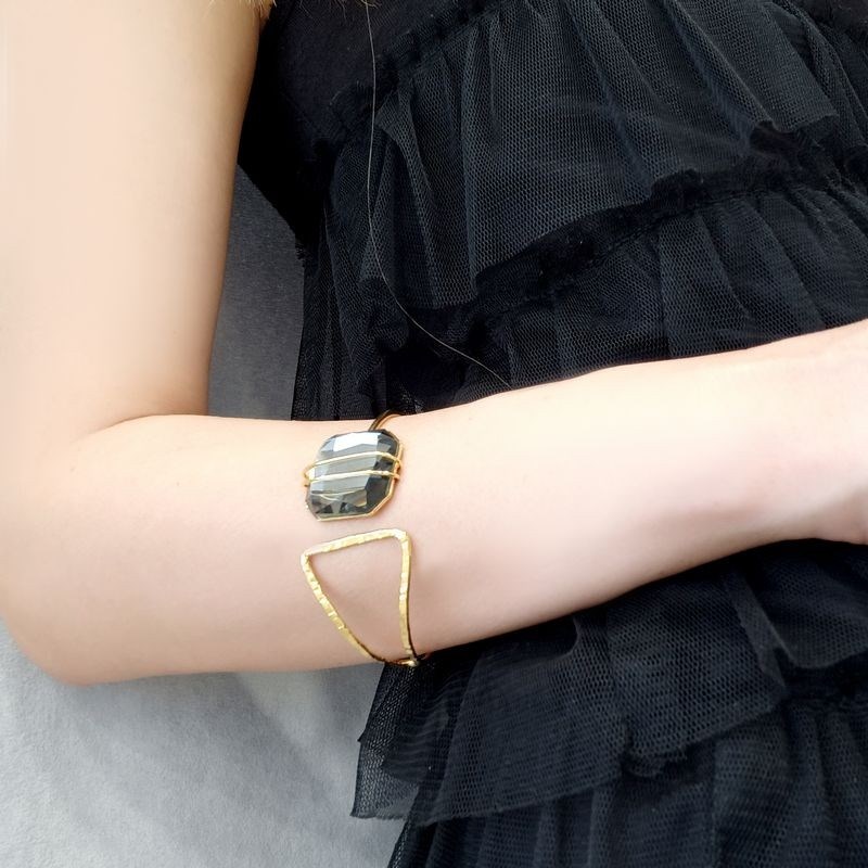 Bracelet rigide en plaqué or métallique fait main avec pierre crystal - Bijou de créateur - vue 2
