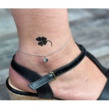 Yin yang enkelbandje bezet met witte en zwarte zirkoonoxide 925 gerhodineerd zilver