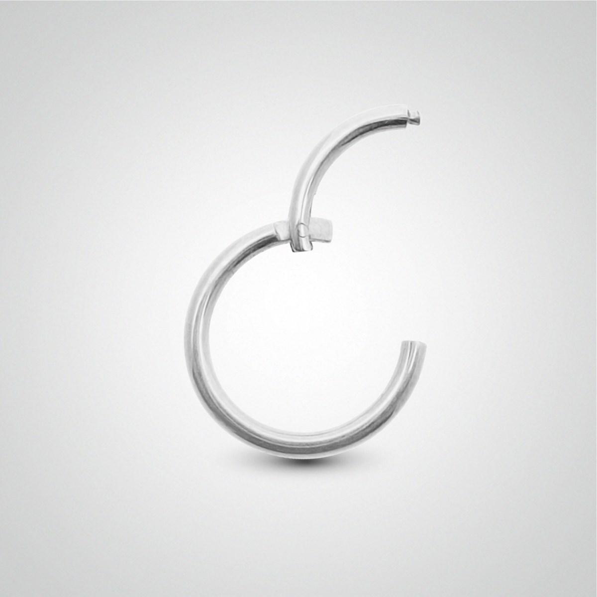 Piercing d'anti-hélix anneau en or blanc pose manuelle - vue 2