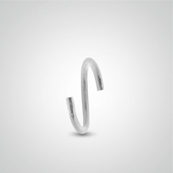 Piercing van antihelix witgouden ring te verspreiden