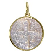 Pendentif Plaqué Or et Nacre Médaille Ronde Croix de Saint Benoit