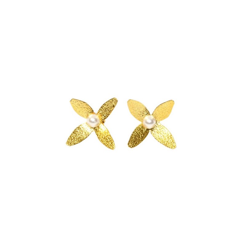 Boucles d'oreilles à clou en plaqué or faites à la main en forme de fleur avec perle - Bijou de créateur