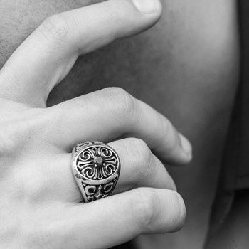 Chevalière Man Kruis Zwarte Steen Zilver