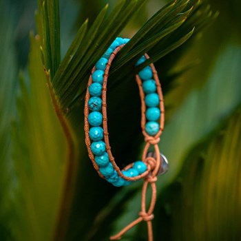 Facelia bracelet in natural turquoise stones and genuine leather