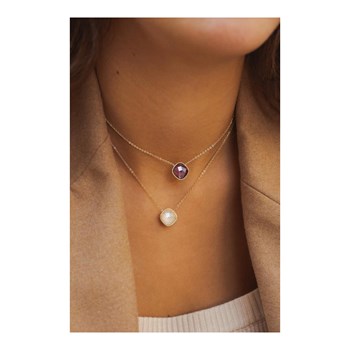 Stalen halsketting in goudkleurige schakel versierd met een koraalkleurig geslepen kristal en verstelbare ketting