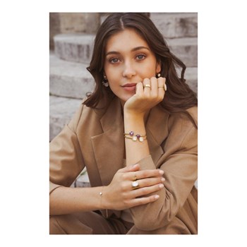 Stijve armband van verguld staal versierd met twee pruimkleurig geslepen kristallen