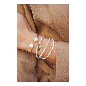 Stijve armband van verguld staal versierd met twee ivoorkleurig geslepen kristallen