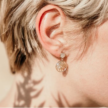 Boucles d'Oreilles Pendantes Nacre Plaqué Or Pierre Precieuse Blanche