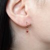 Boucles d'oreilles créoles avec petit pendentif XAVIER Doré & Rouge écarlate - vue V2