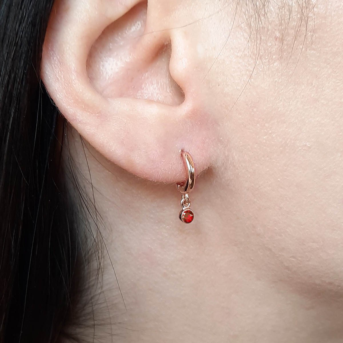 Boucles d'oreilles créoles avec petit pendentif XAVIER Doré & Rouge écarlate - vue 2