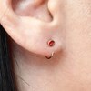 Boucles d'oreilles petites demi créoles XAVIER Doré & Rouge écarlate - vue V2