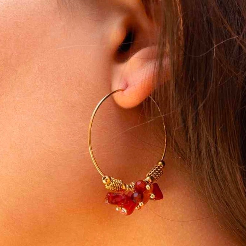 Boucles d'oreilles créoles en acier dorées ornées de pierres naturelles noires - vue 2