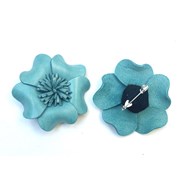 Broche cuir forme fleur de couleur bleu