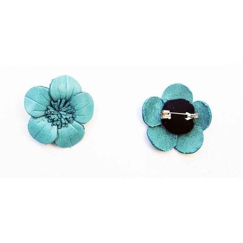 Broche cuir forme fleur de couleur bleu turquoise