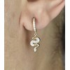 Boucles d'oreilles Mini Créoles serpent pendant serti d'oxydes de zirconium Plaqué or 750 3 microns - vue V2