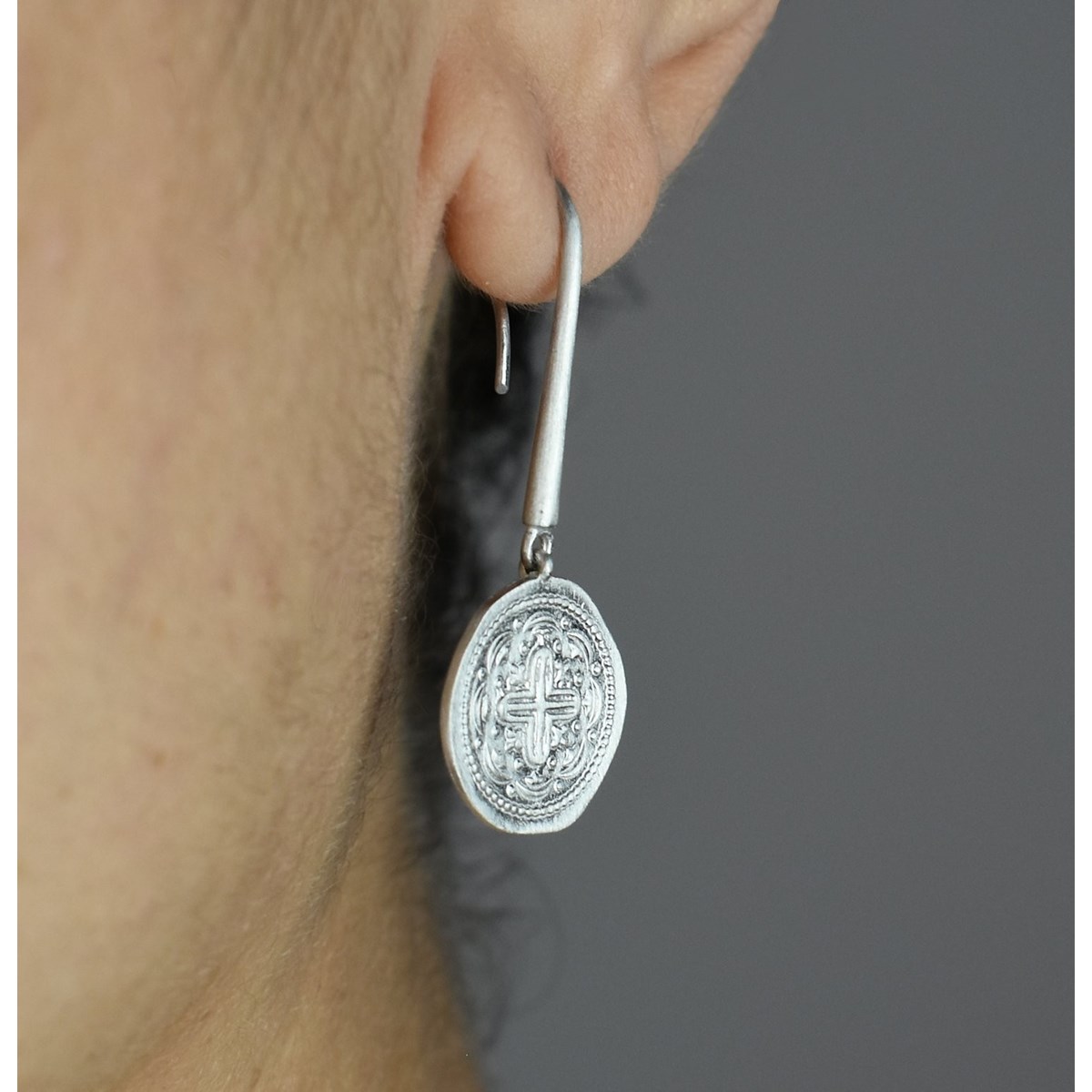Boucles d'oreilles croix médaille antique Argent 925 Rhodié - vue 3