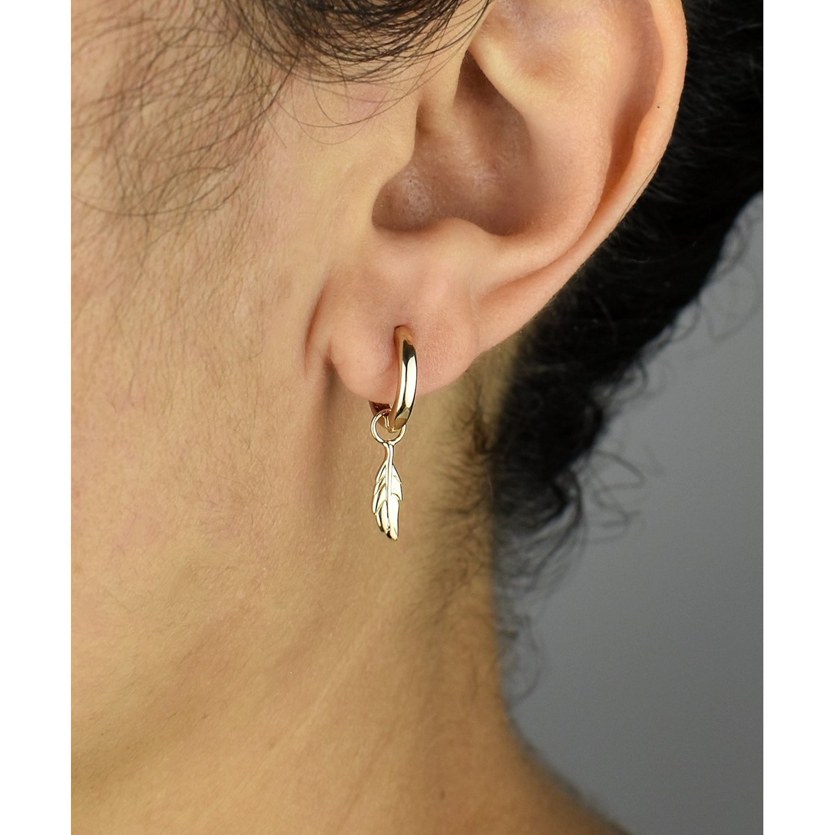 Boucles d'oreilles Mini Créoles plume pendante Plaqué or 750 3 microns - vue 3