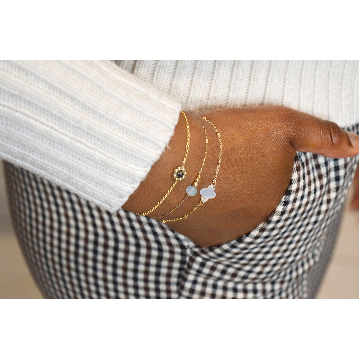 Bracelet  fin orné d une perle semi-precieuse  de Aigue Marine - vue 2