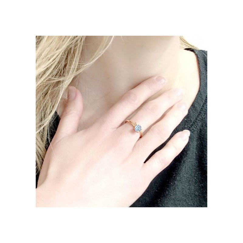 Bague ajustable en plaqué argent ornée d'un petit cristal bleu - Bijou de créateur - vue 2