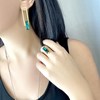 Boucles d'oreilles pendantes en plaqué or ornées d'une pierre cristal vert - Bijou de créateur - vue V2
