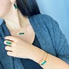 Bracelet ajustable en plaqué or orné d'une pierre cristal vert - Bijou de créateur - vue V2