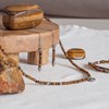Boucles d'oreilles pendantes Lumia en pierres Oeil de Tigre - vue V3