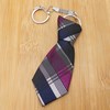Porte-clés cravate en tissu style écossais noir blanc gris et fushia argenté - vue V2