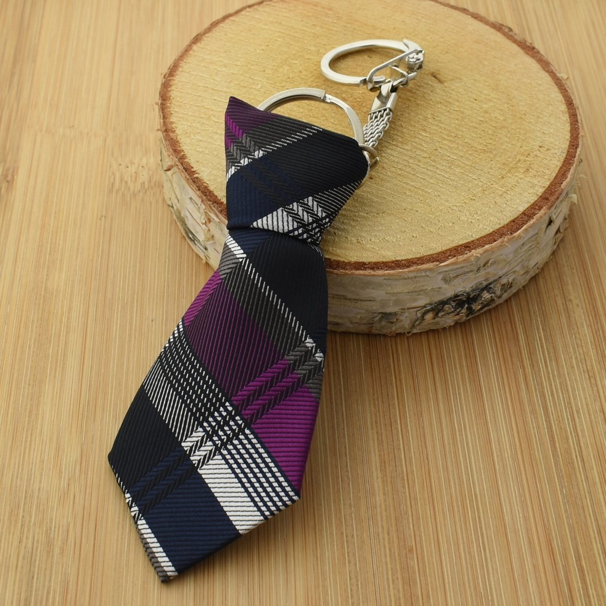 Porte-clés cravate en tissu style écossais noir blanc gris et fushia argenté - vue 3