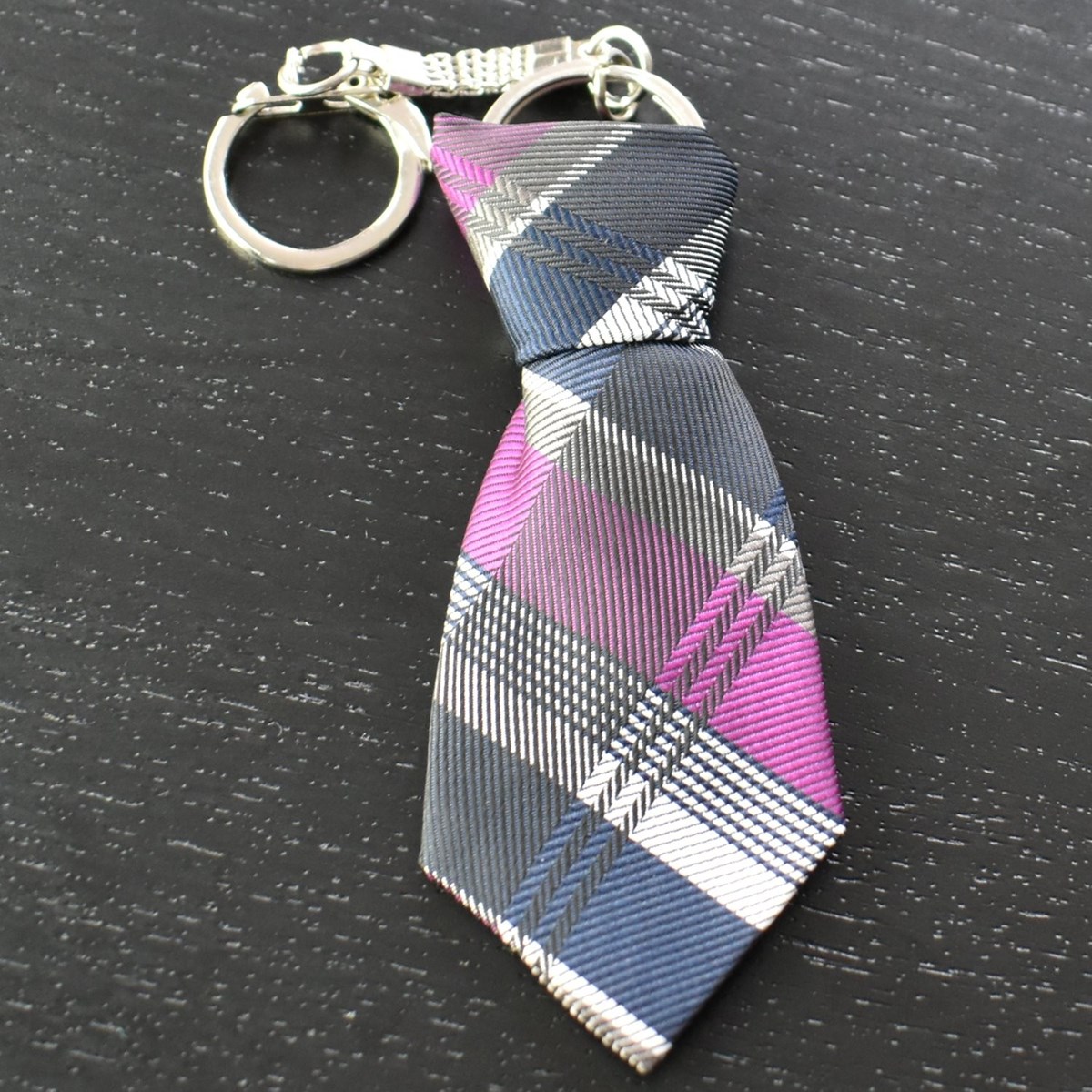 Porte-clés cravate en tissu style écossais noir blanc gris et fushia argenté - vue 4