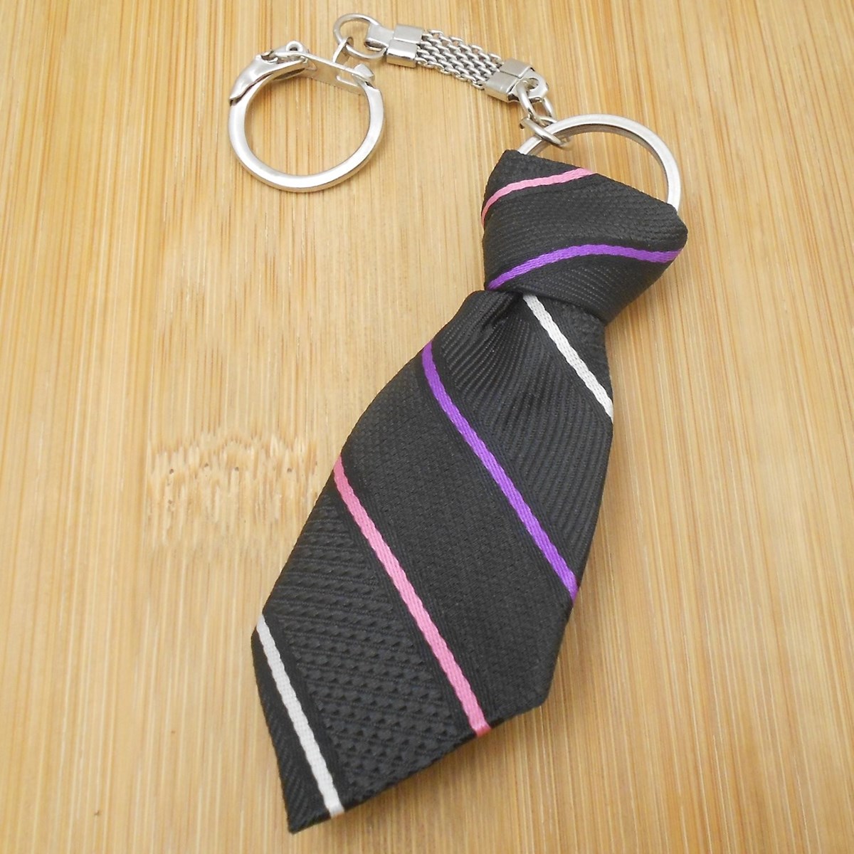 Porte-clés cravate en tissu à rayures multicolores argenté - vue 2