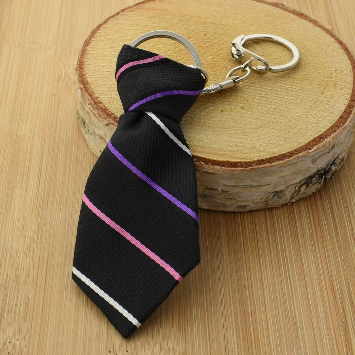 Porte-clés cravate en tissu à rayures multicolores argenté - vue 3