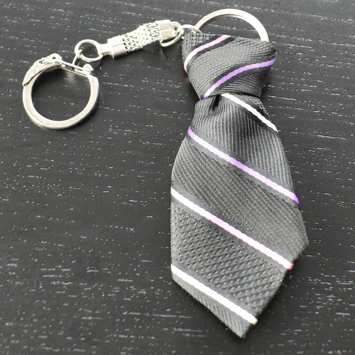 Porte-clés cravate en tissu à rayures multicolores argenté - vue 4