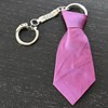 Porte-clés cravate en tissu violet aubergine unie argenté - vue V3