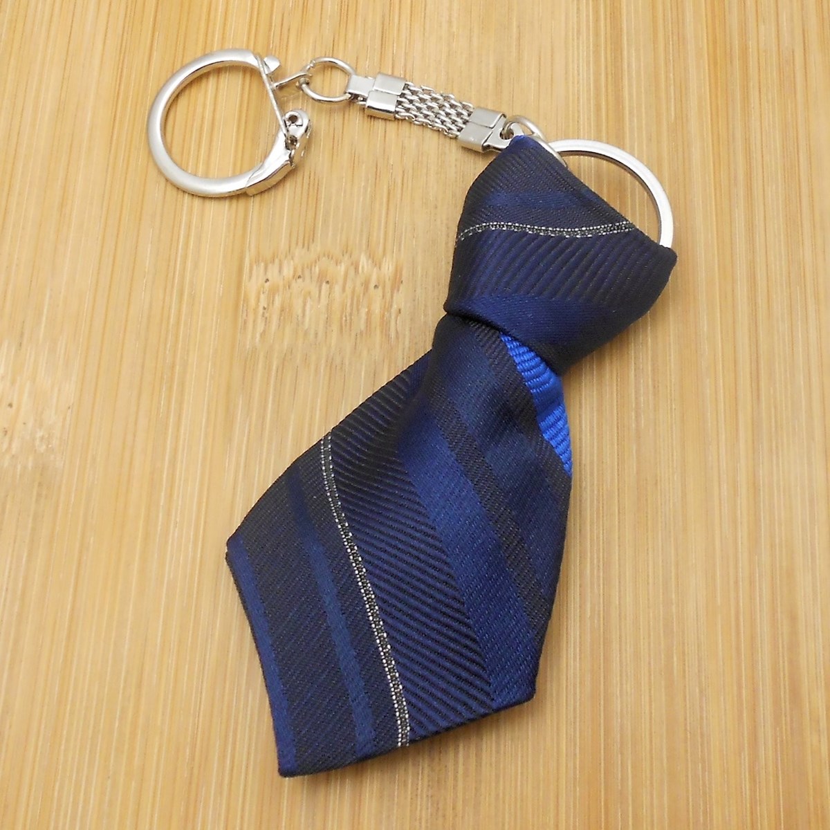 Porte-clés cravate en tissu style écossais noir jaune et bleu roi argenté - vue 2