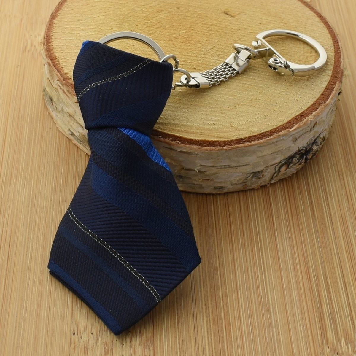 Porte-clés cravate en tissu style écossais noir jaune et bleu roi argenté - vue 3