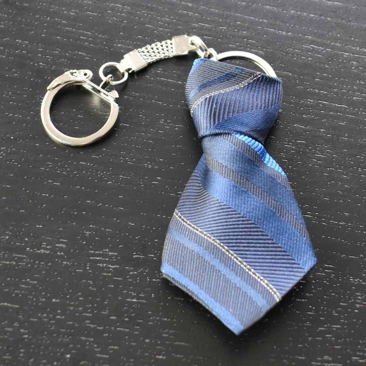 Porte-clés cravate en tissu style écossais noir jaune et bleu roi argenté - vue 4